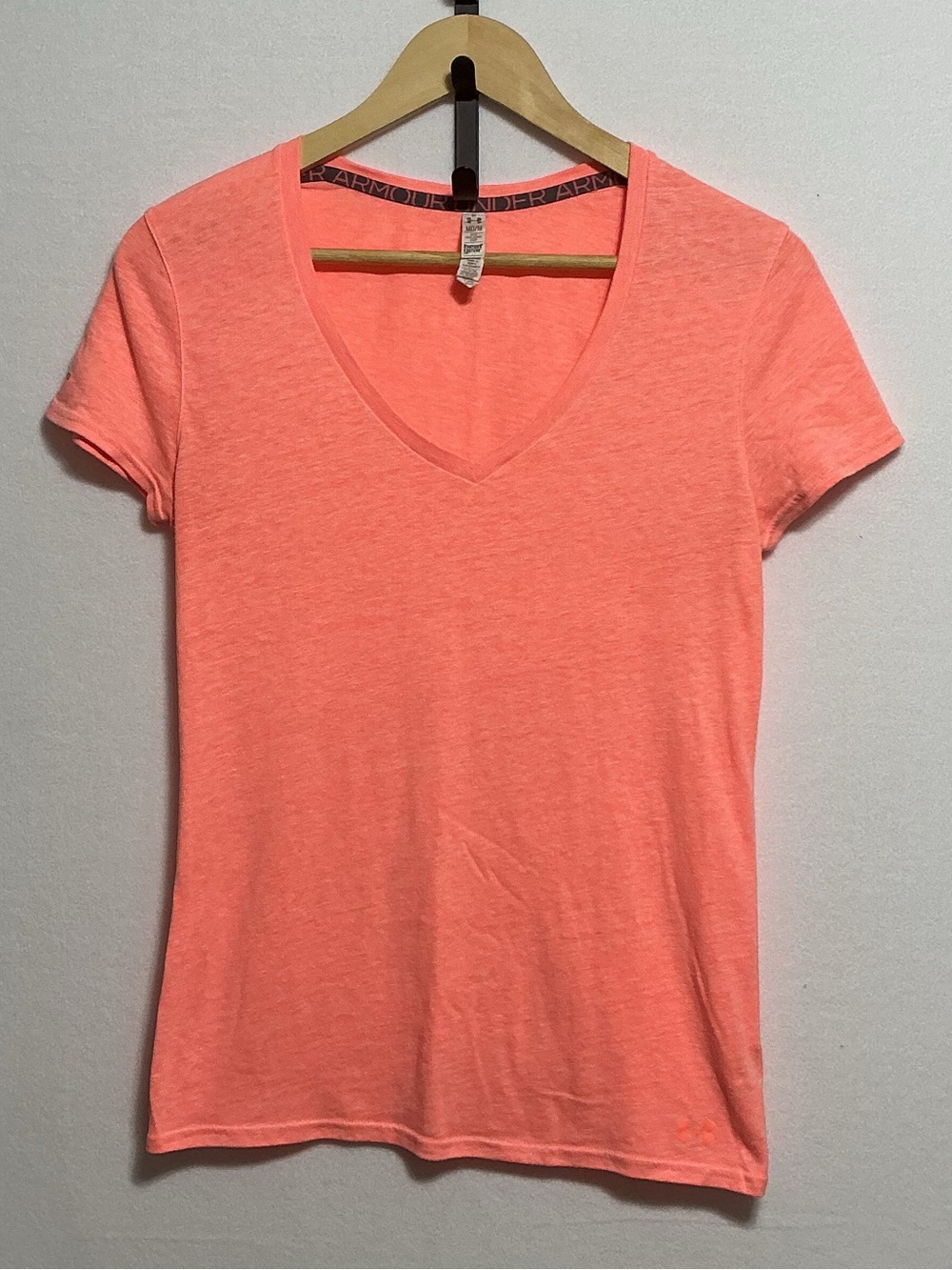 Under Armour HeatGear Women’s Medium Coral V-Neck Athletic T-Shirt